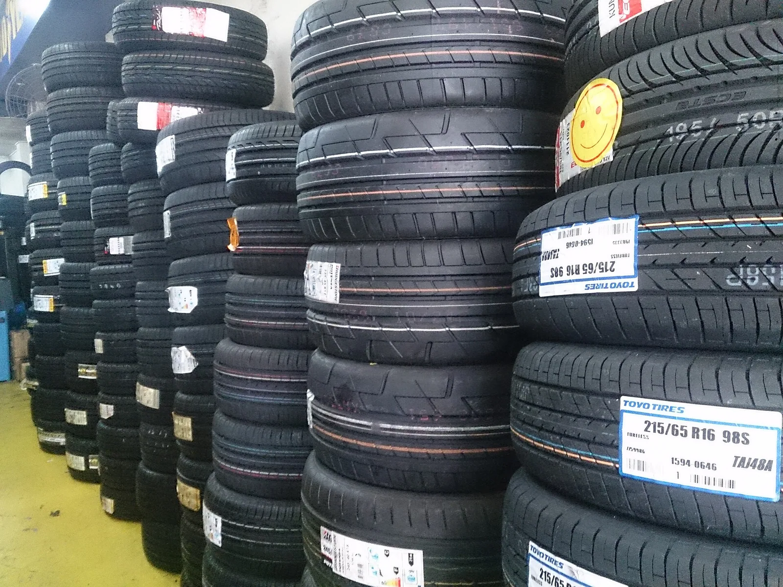 Neumáticos de turismo a la venta.